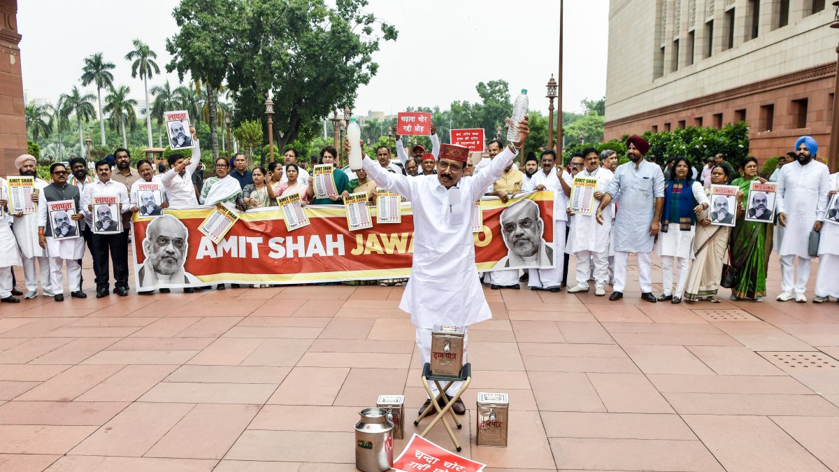 Opposition MPs protest at Makar Dwar over police action, Ram Mandir funds
