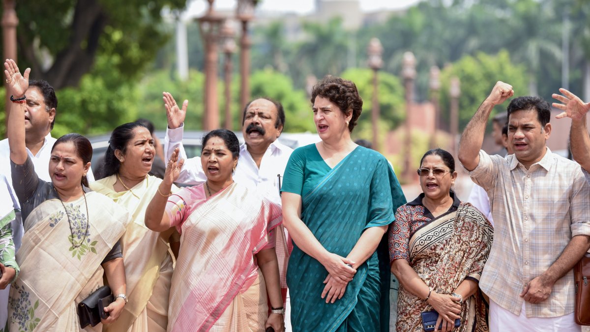 Opposition MPs protest at Makar Dwar over police action, temple funds