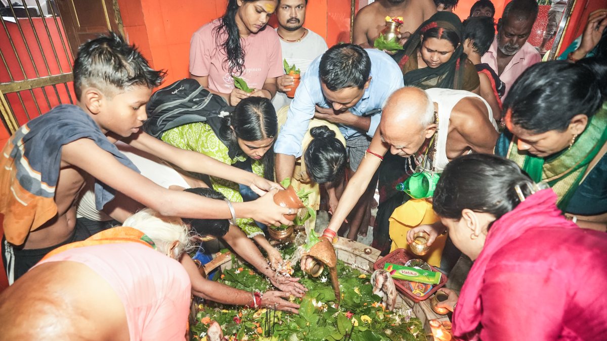 Devotees perform Jal Abhishek on second Shravan Monday in Patna