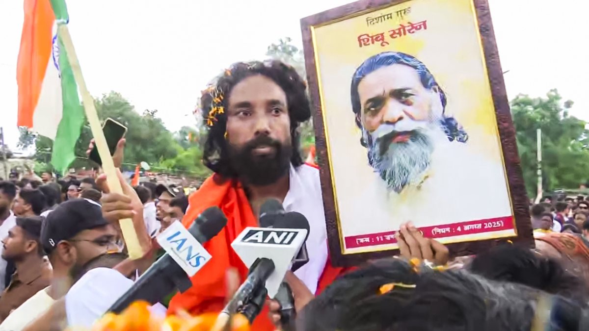 JMM workers gherao Jharkhand assembly over Soren portrait