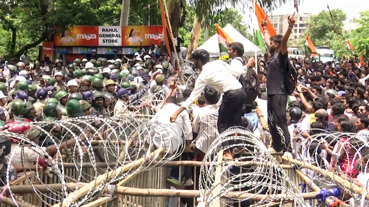 Student protesters scale barricades during Ranchi assembly gherao