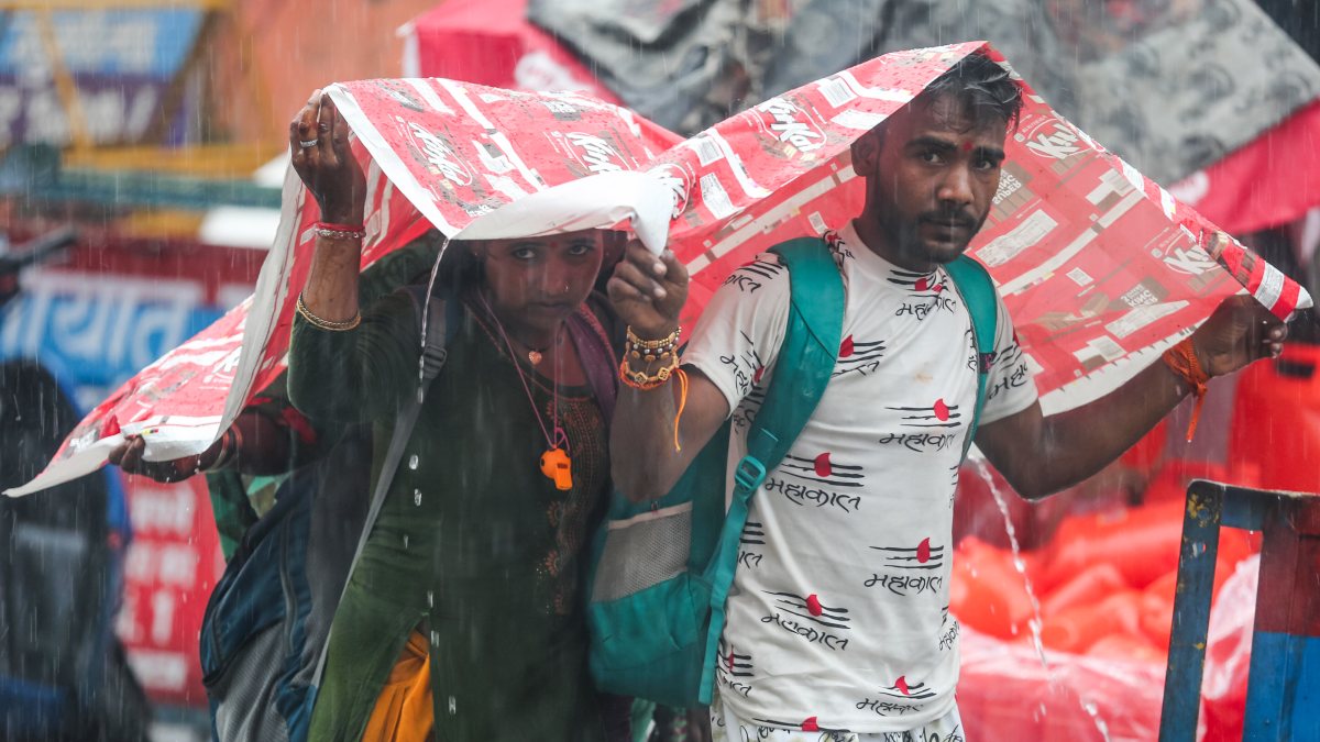 Kanwariya devotees brave heavy rain in Haridwar during yatra