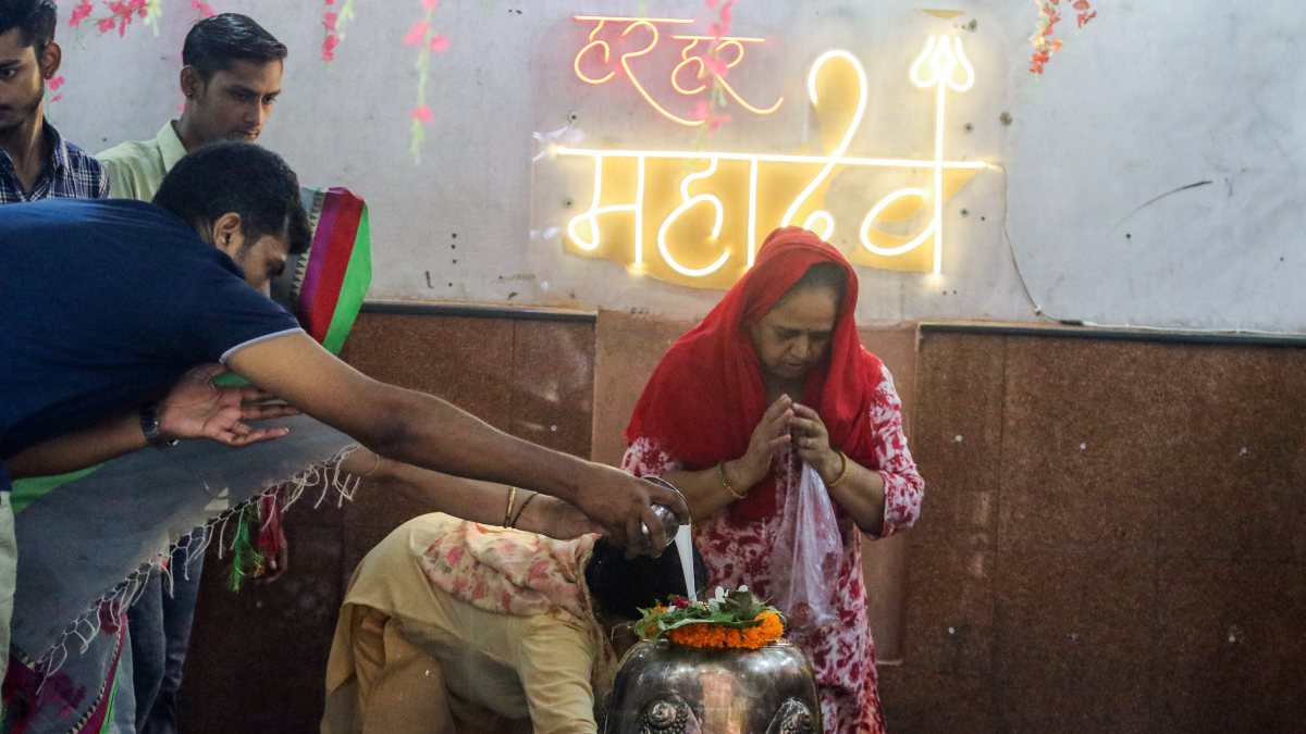 Devotees perform milk consecration at Gufa Wala Temple on Shravan Monday