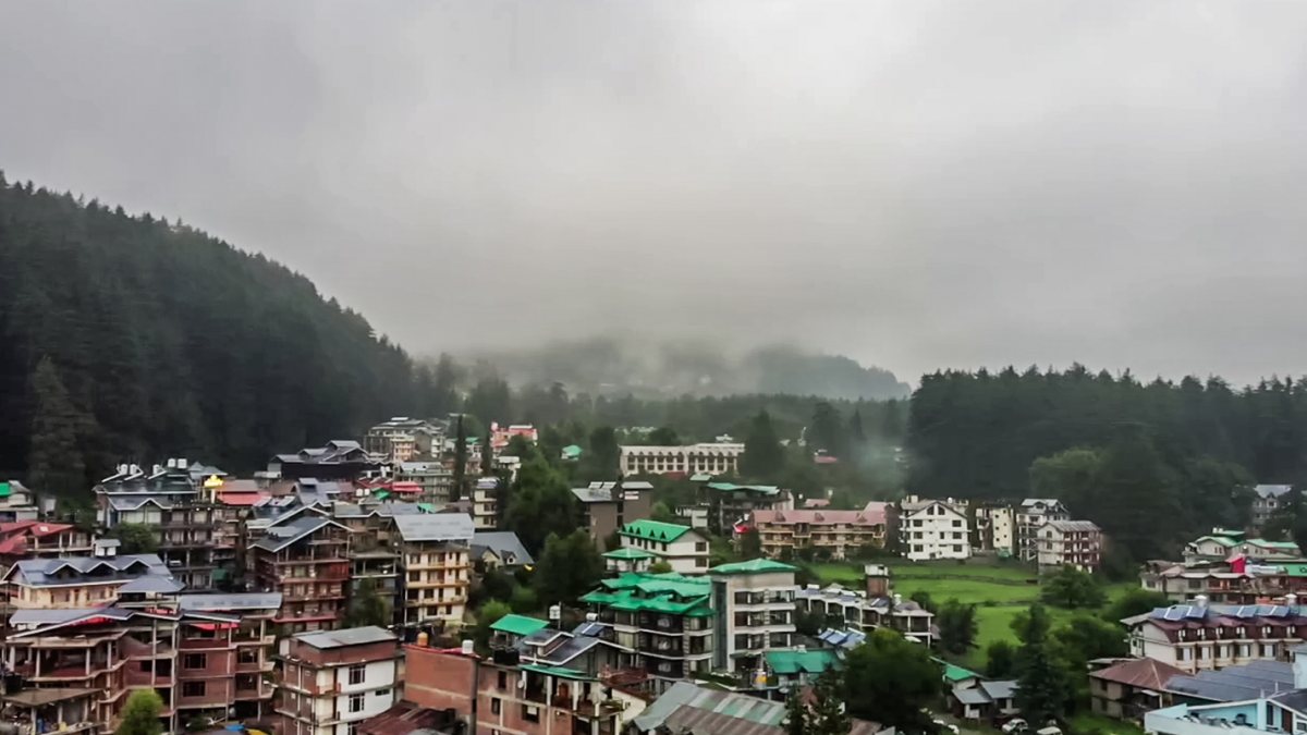 Fog adds mystique to Manali's scenic hills