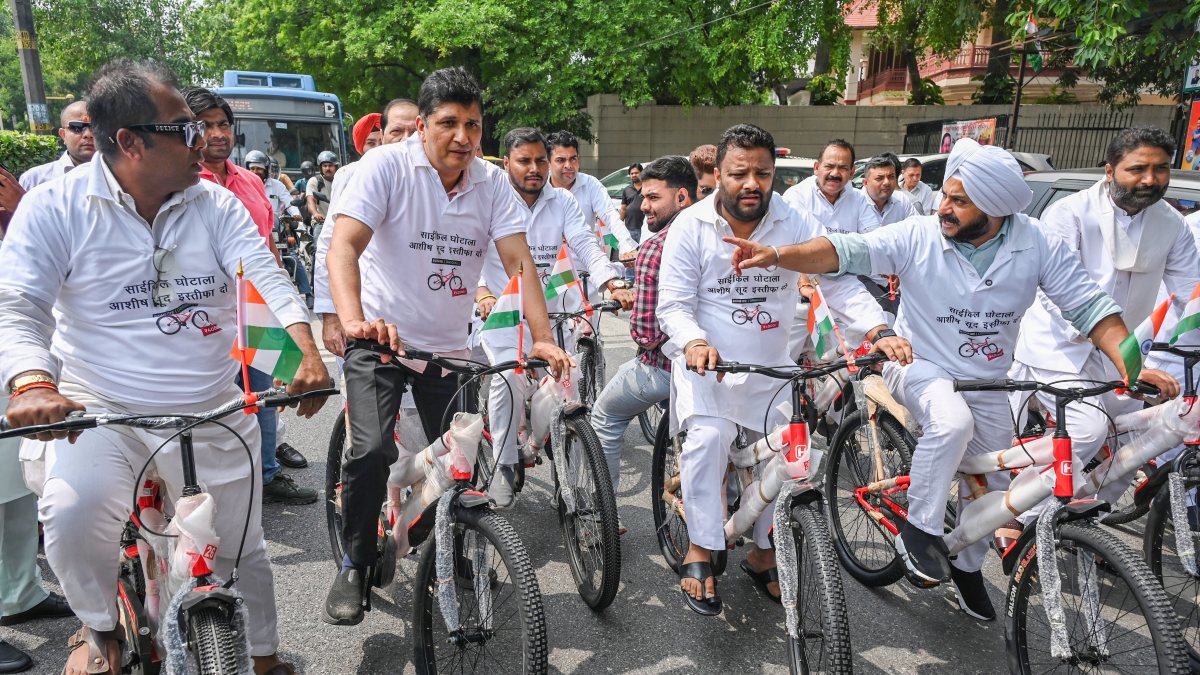 AAP MLA cycles to Delhi Assembly in bicycle scam protest