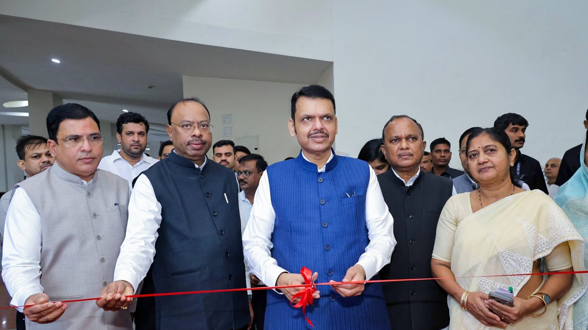Maharashtra CM inaugurates Tiranga exhibition in Nagpur
