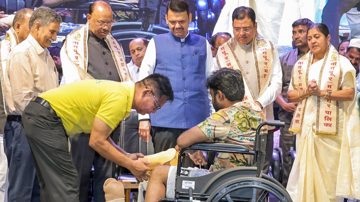 Maharashtra CM Fadnavis attends Jaipur Foot distribution drive in Nagpur