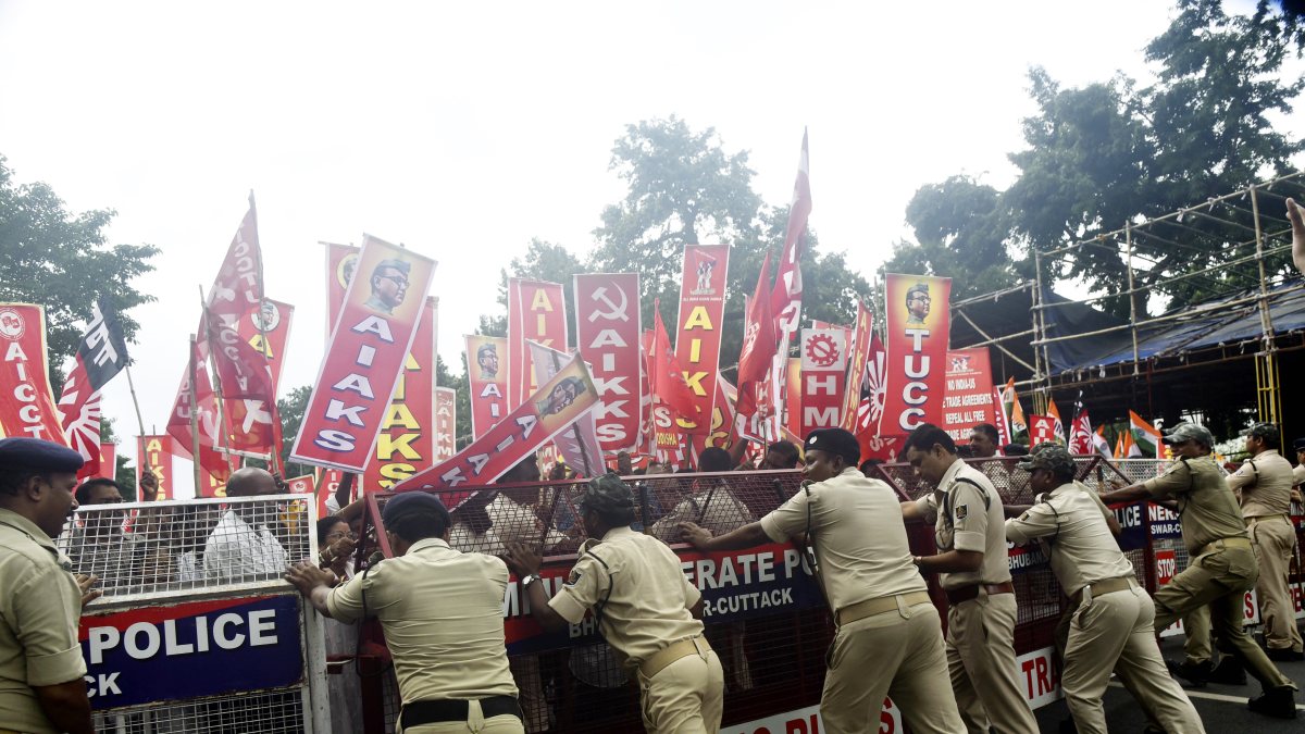 Police stop farmers' MSP protest outside Odisha Assembly