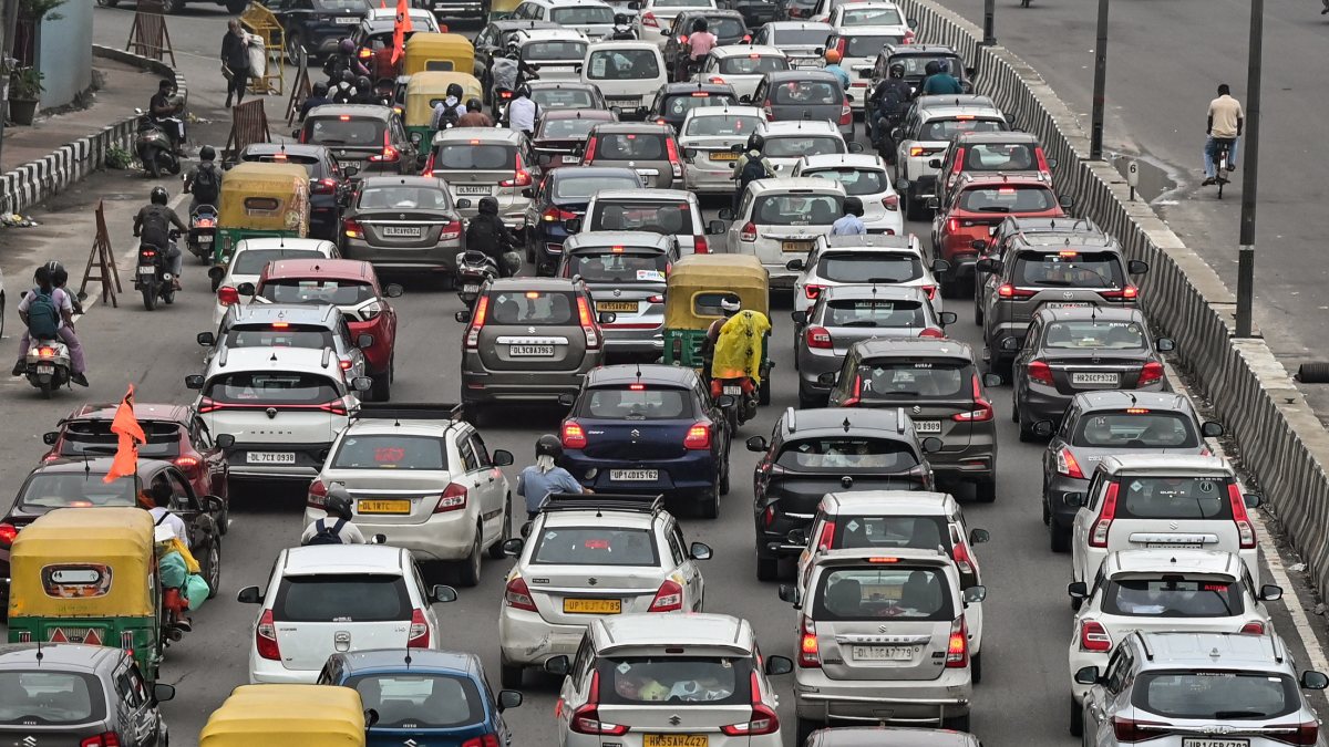 Long queues on NH-24 as Kanwar Yatra traffic restrictions hit Delhi
