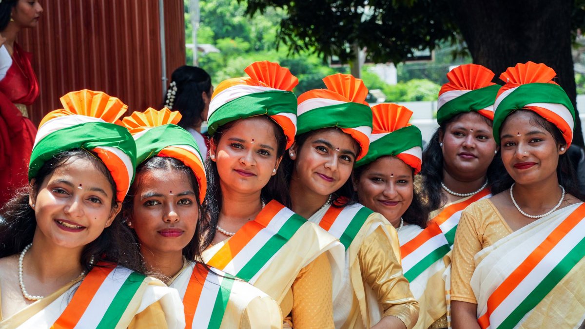 Patna college students sing patriotic songs in tricolour attire