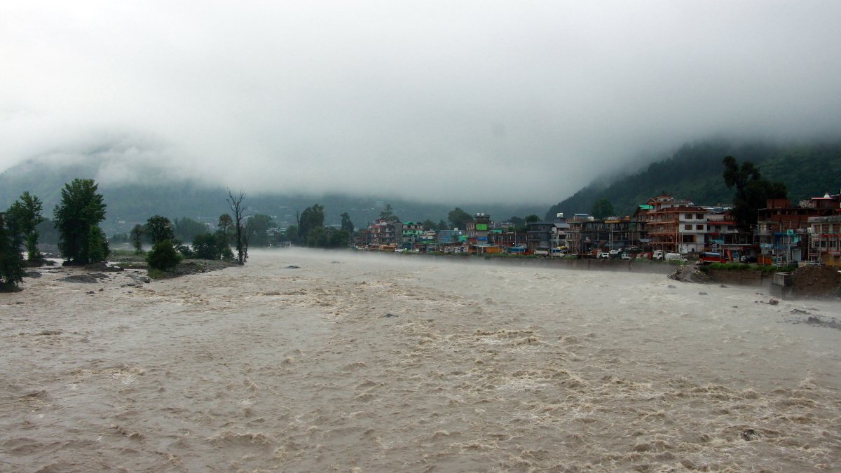 Beas and Parvati rivers swell after heavy rain in Kullu