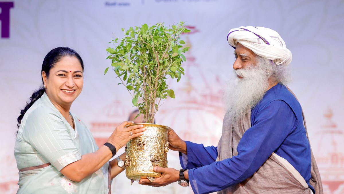 Delhi CM Rekha Gupta felicitated by Sadhguru at tourism conference