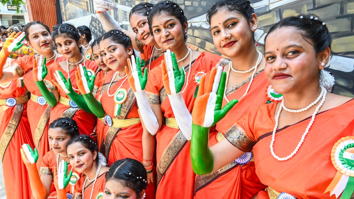 Students paint tricolour hands at Patna college for Independence Day
