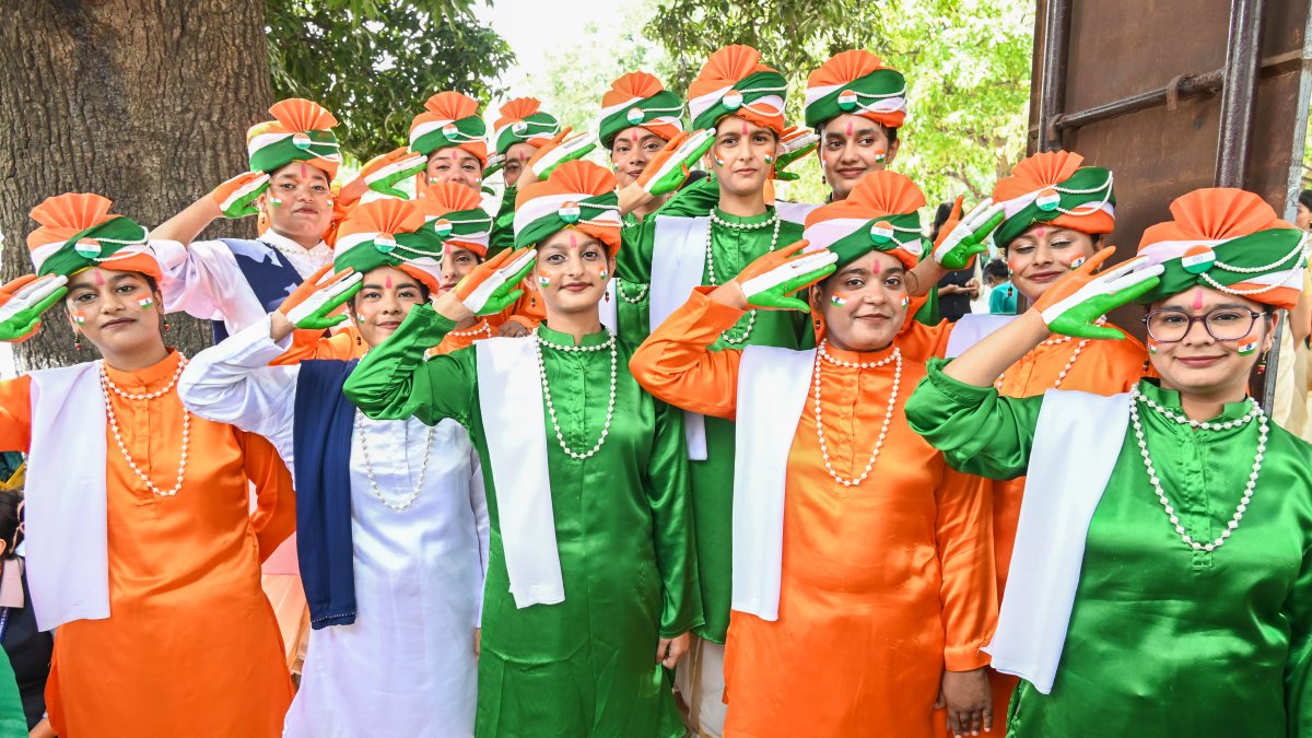 Students paint hands tricolour at Patna college for Independence Day