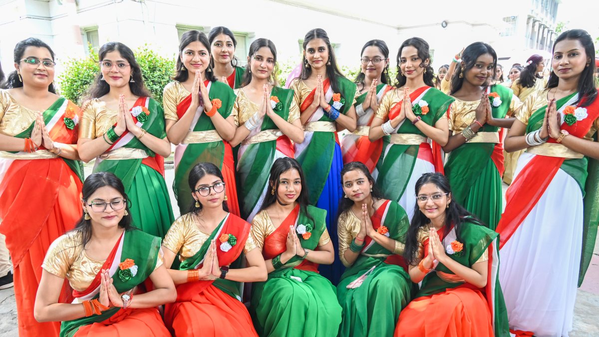 Patna college students in tricolour attire at patriotic song event