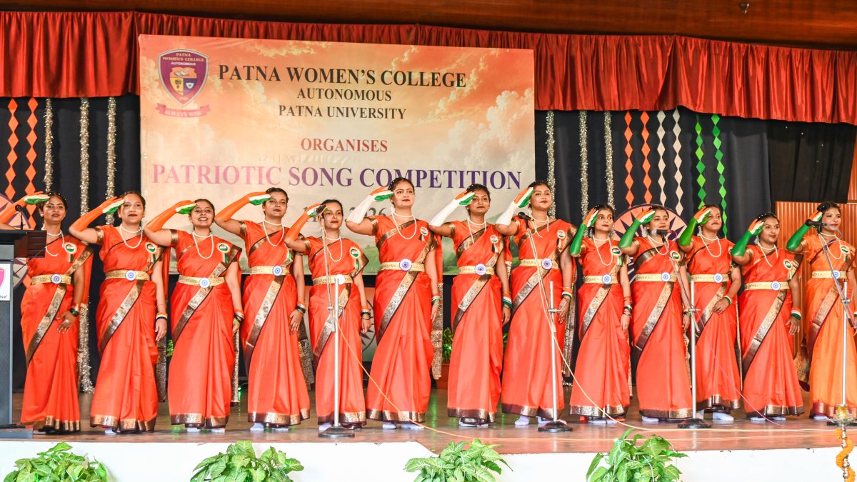 Students salute at patriotic song contest in Patna