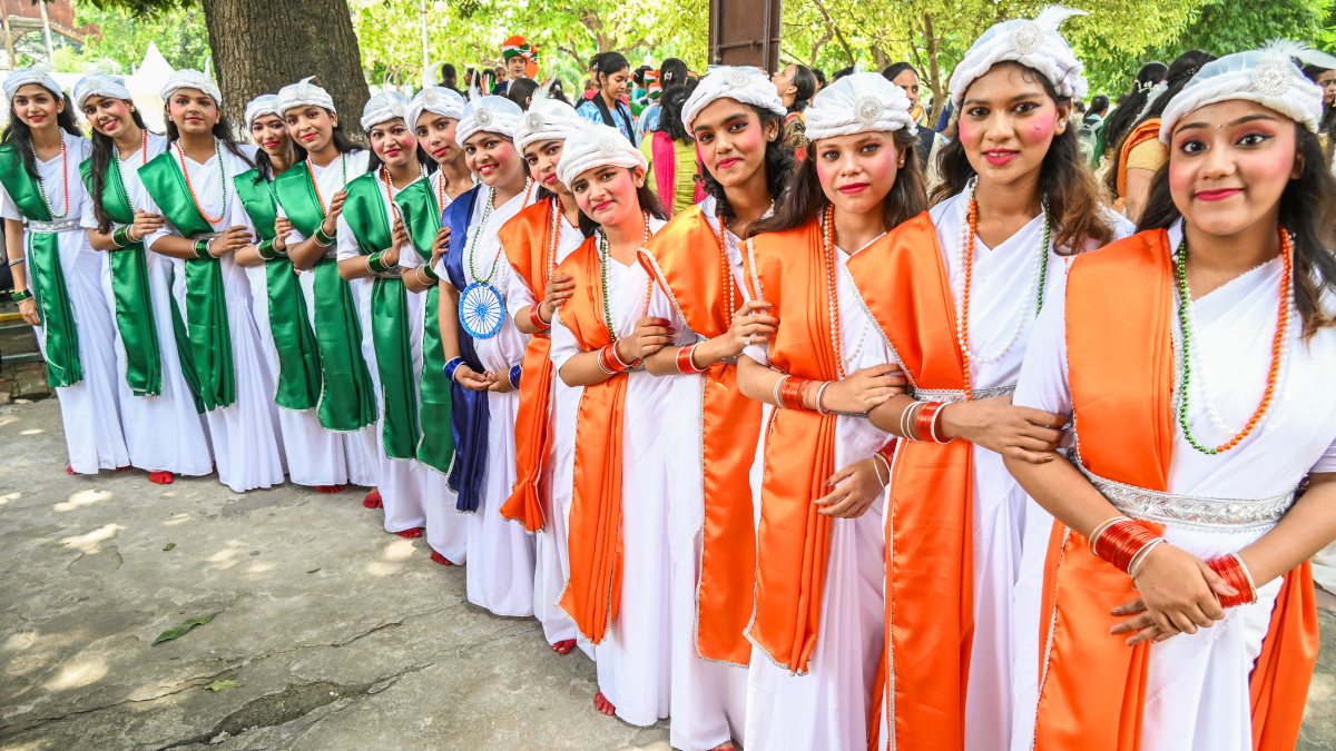 Patna college students sing patriotic songs in tricolour attire