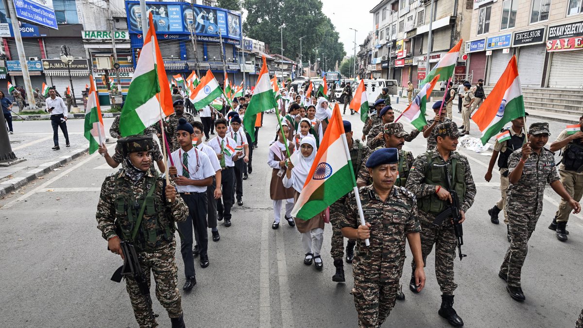 CRPF and students join Tiranga Yatra in Srinagar for Independence Day