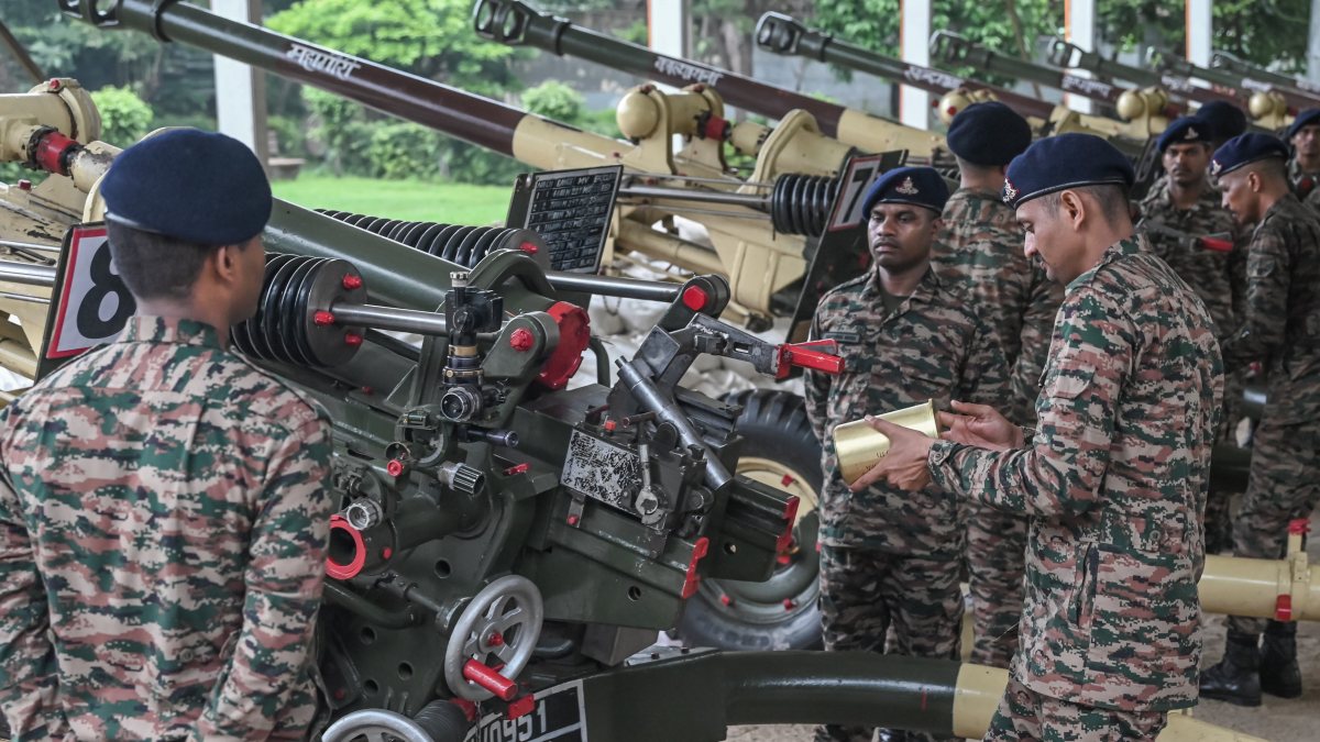 Indian Army rehearses 21-gun salute for Independence Day
