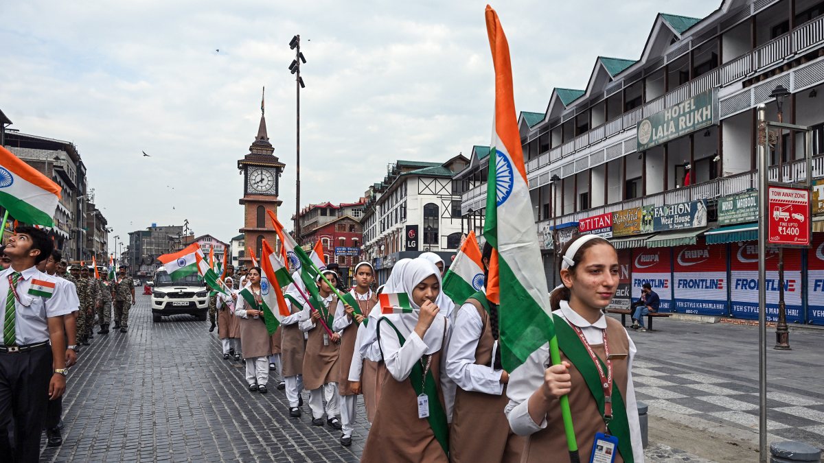 Students join CRPF in Tiranga Yatra for Independence Day in Srinagar