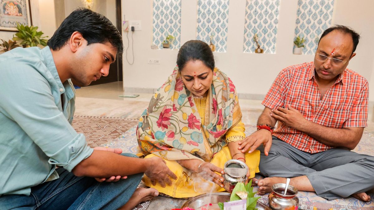 Delhi CM Rekha Gupta performs rituals with family on Shravan Shivaratri