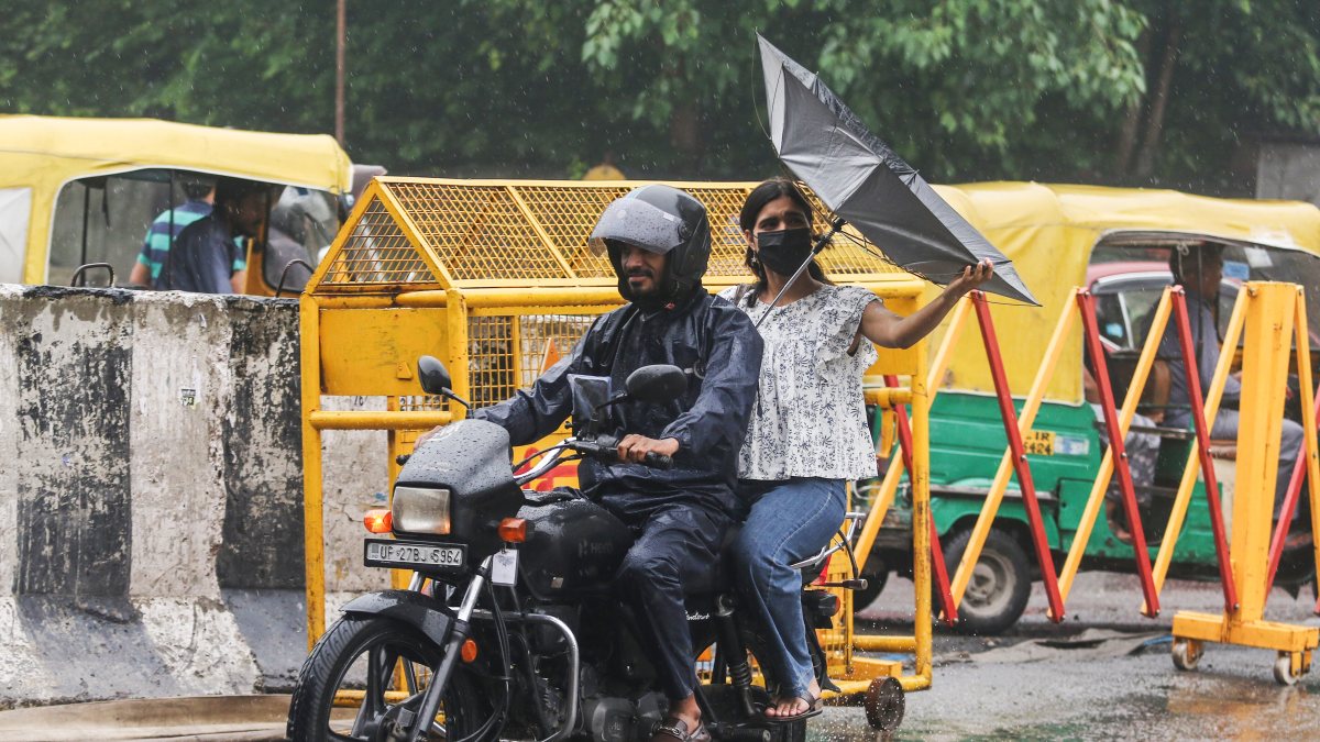 Monsoon rains lash Delhi, commuters brave wet roads