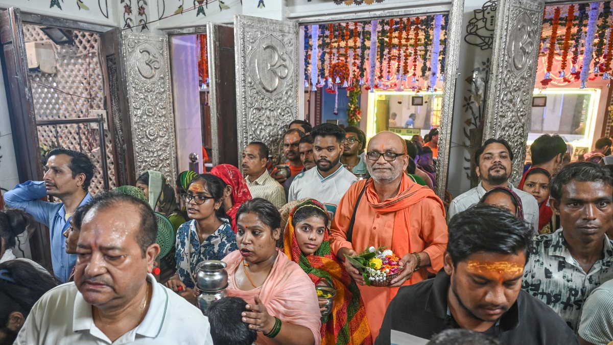 Devotees throng Gauri Shankar Temple for Shravan Shivratri prayers