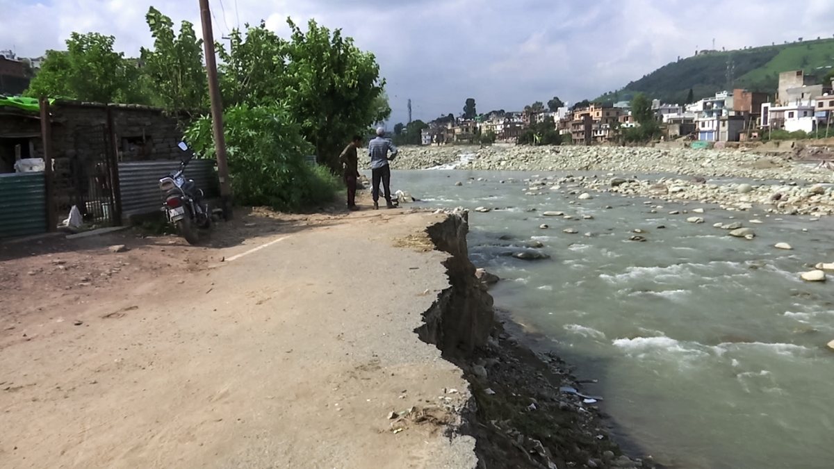 Flash floods wash away Rajouri road, commuters take longer routes