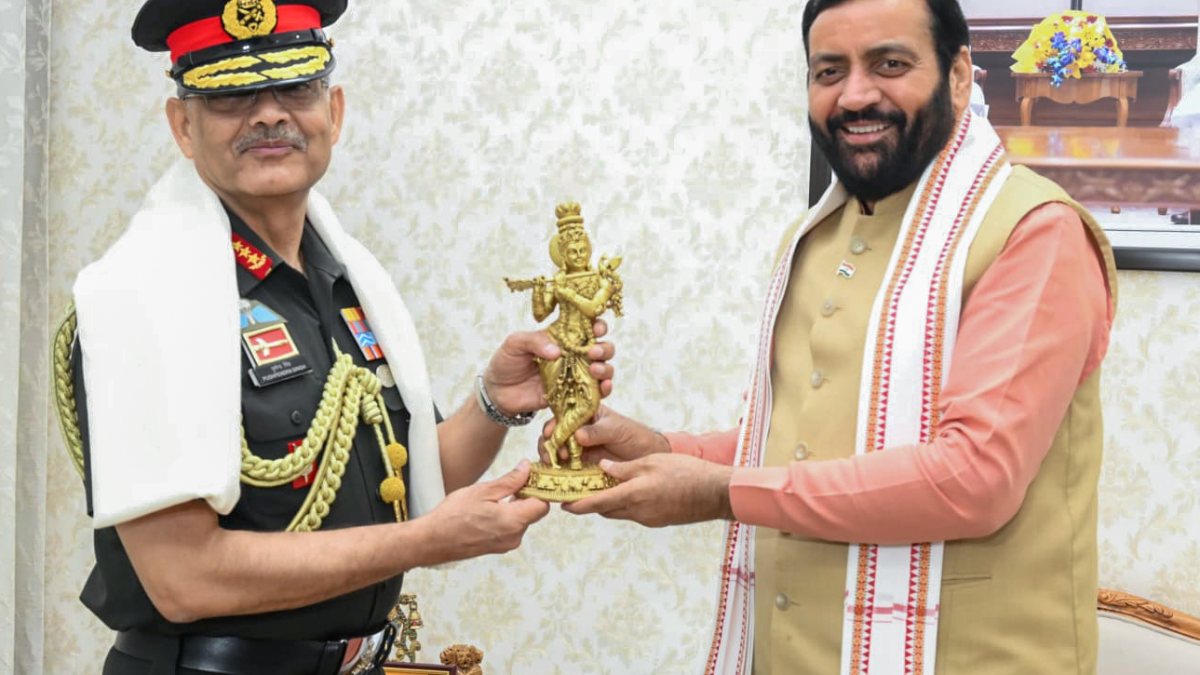 Haryana CM welcomes Western Command chief at Chandigarh residence