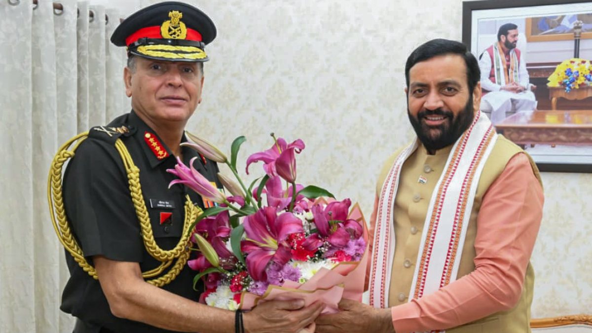 Haryana CM welcomes Army Chief at Chandigarh residence