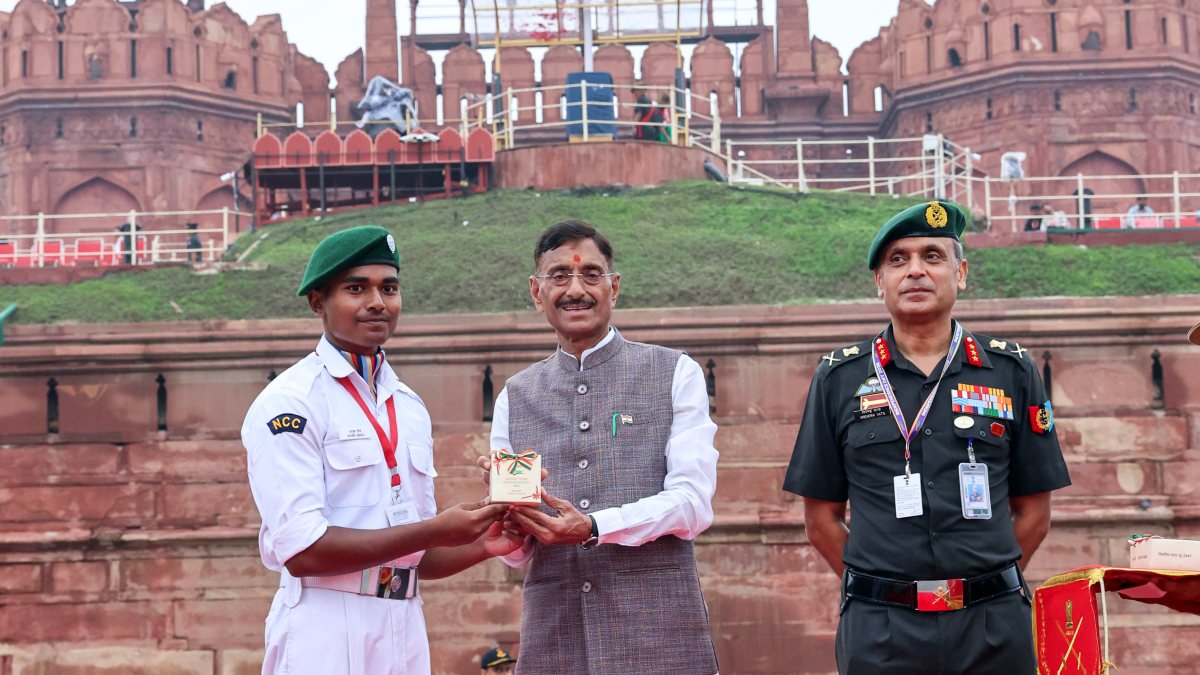 Defence MoS felicitates MY Bharat volunteer at Red Fort
