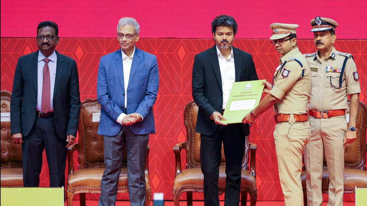 Tamil Nadu CM honours police official at Drug-Free pledge event