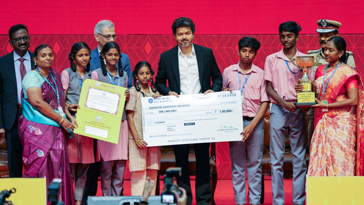 Tamil Nadu CM presents cheque at drug-free pledge event in Chennai