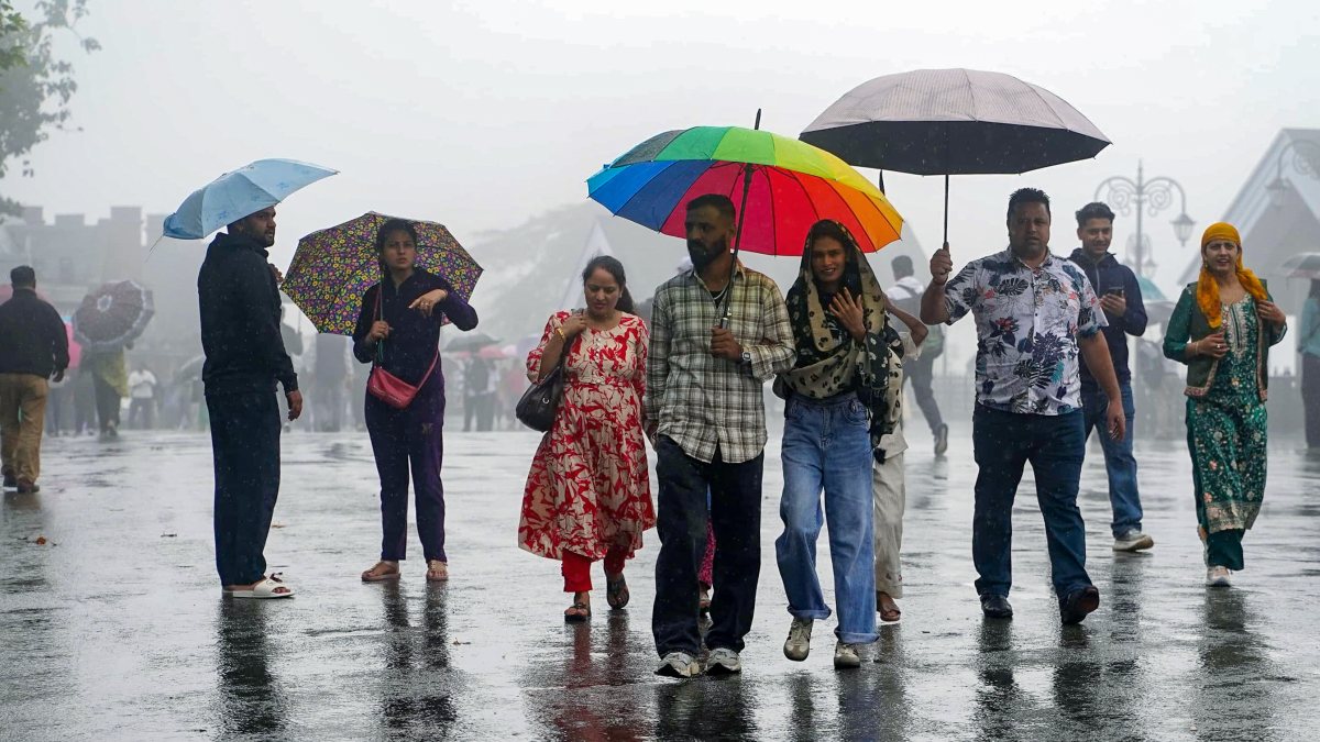 Rain lashes Shimla, residents use umbrellas