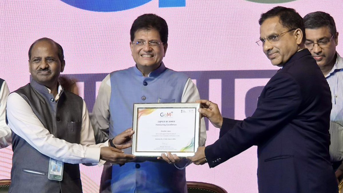 Piyush Goyal presents award to DRDO DG at GeM 10th anniversary event
