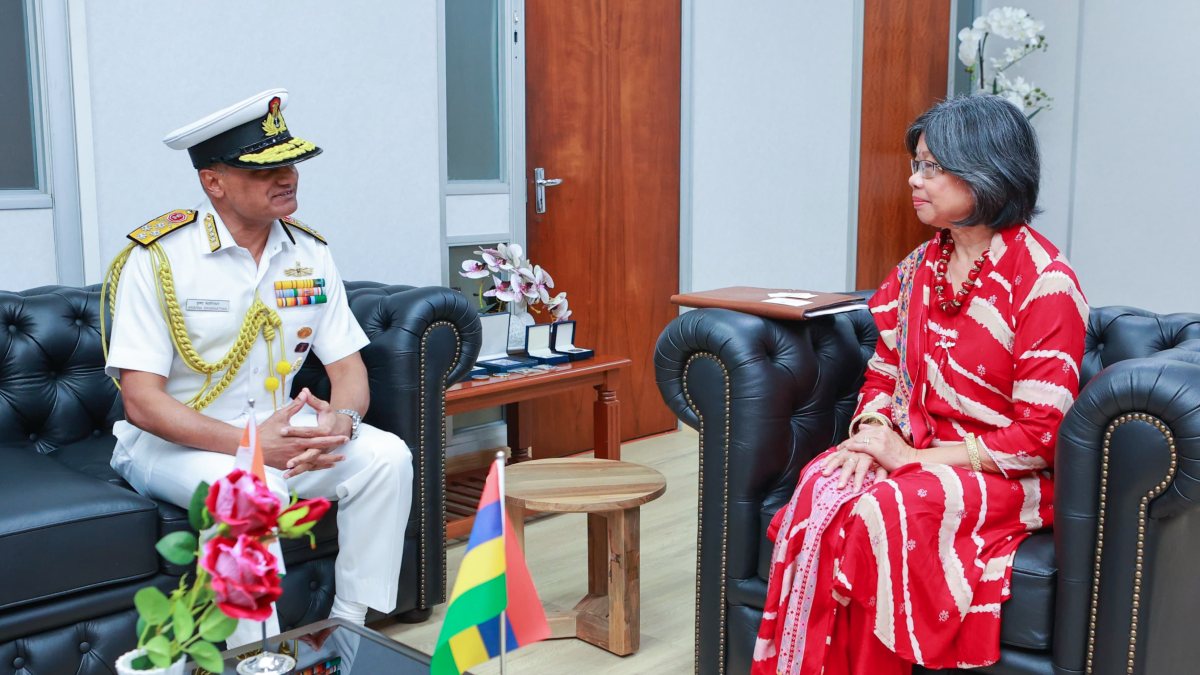 Indian Navy chief meets Mauritius defence secretary in Port Louis