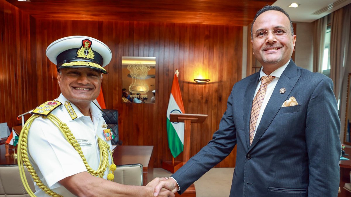 Naval chief meets Indian envoy in Mauritius