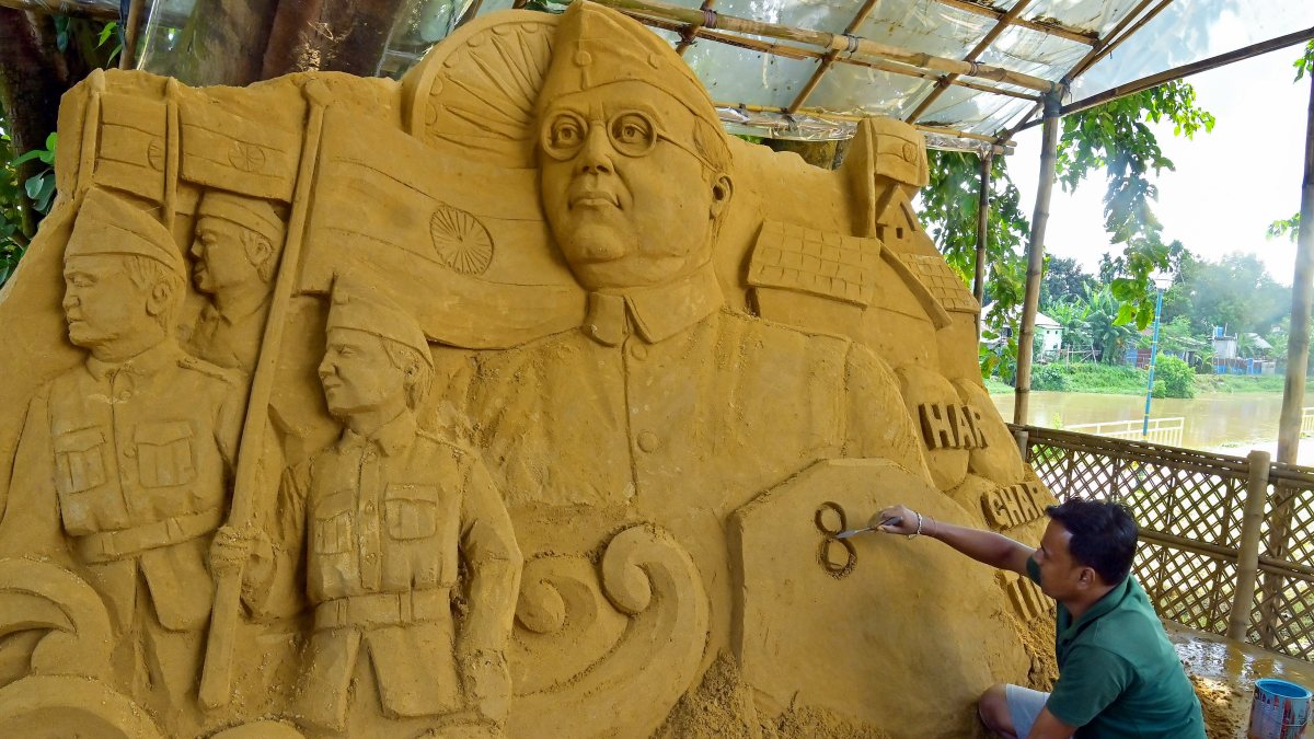 Sand artist adds final touches to Netaji sand sculpture in Agartala