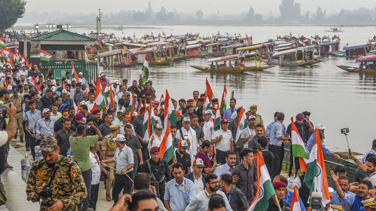 J&K LG leads Tiranga rally on Dal Lake banks in Srinagar