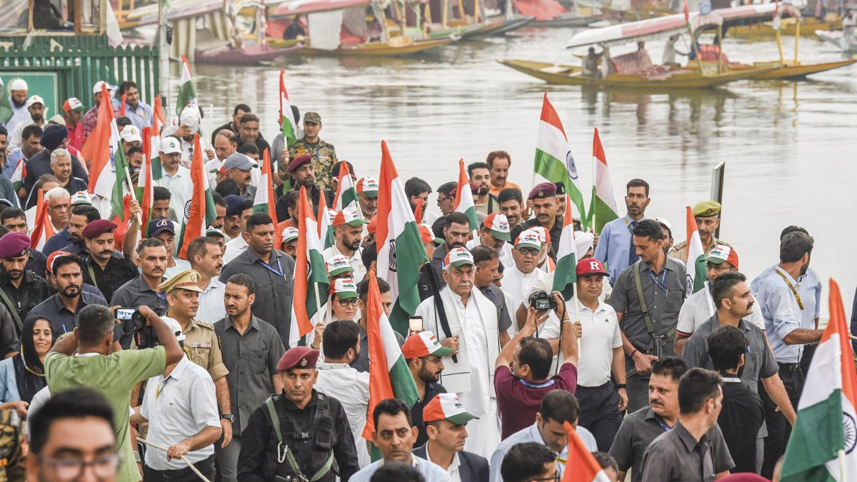 J&K LG leads Tiranga rally on Dal Lake banks in Srinagar