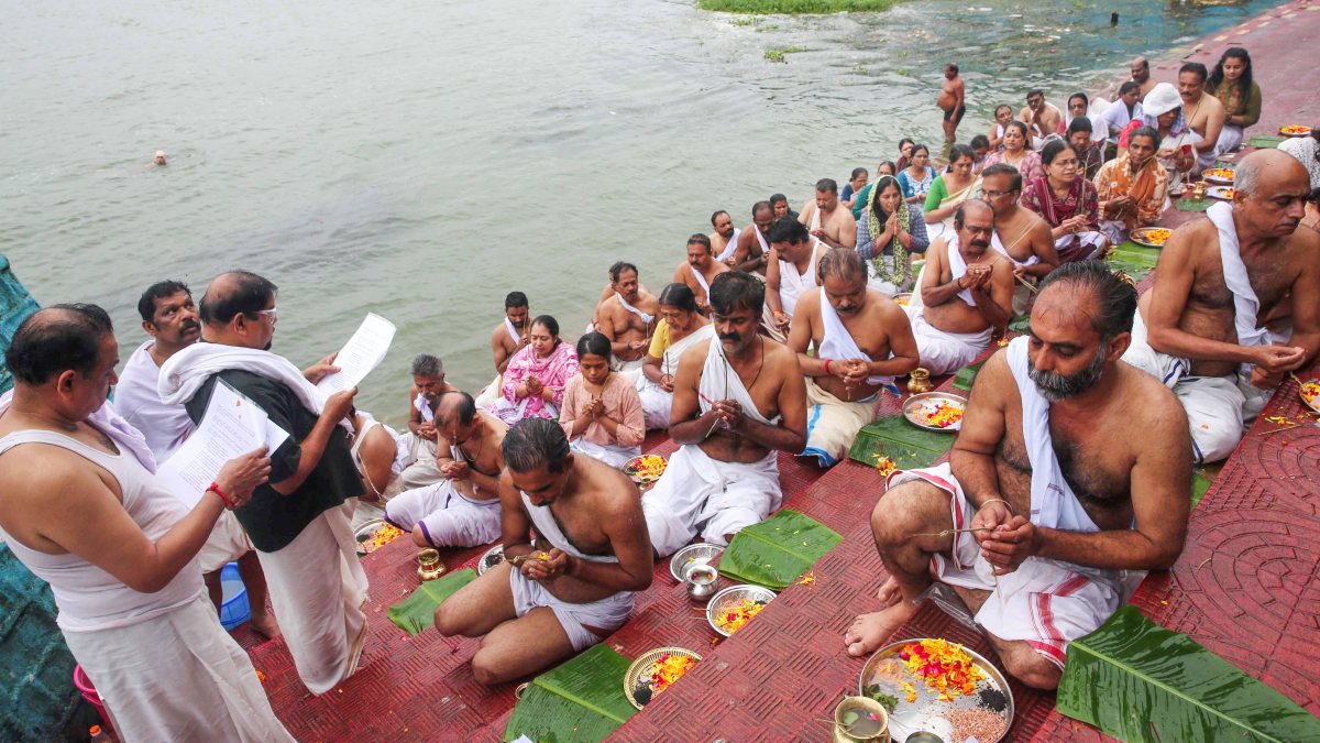 Malayalee devotees perform ancestral rituals on Sarva Pitru Amavasya in Bhopal