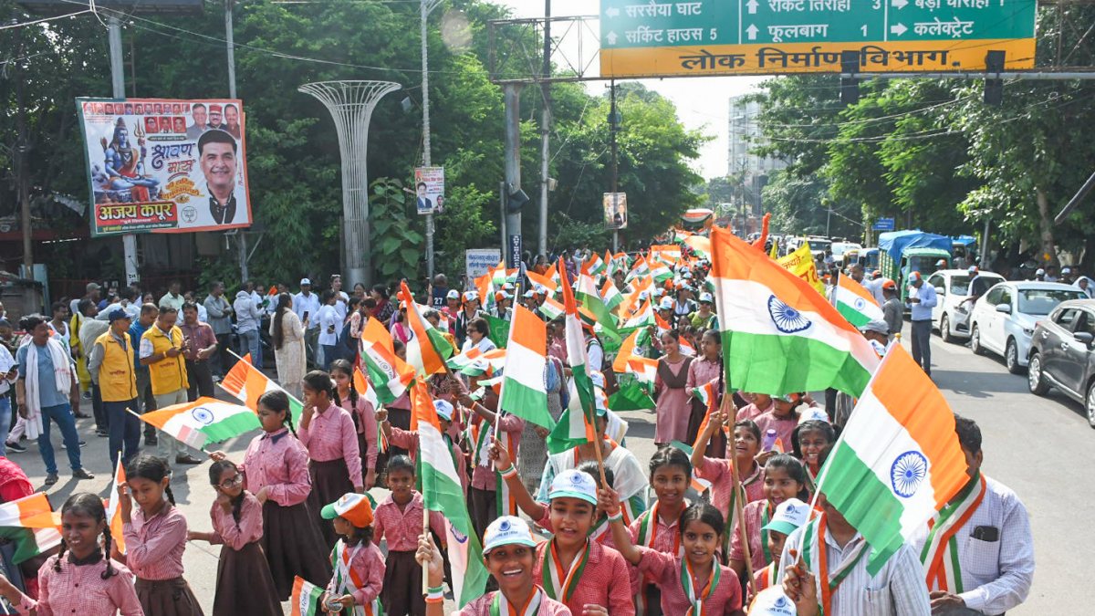 Kanpur school children join Tiranga Yatra from Sarsaiya Ghat to Green Park