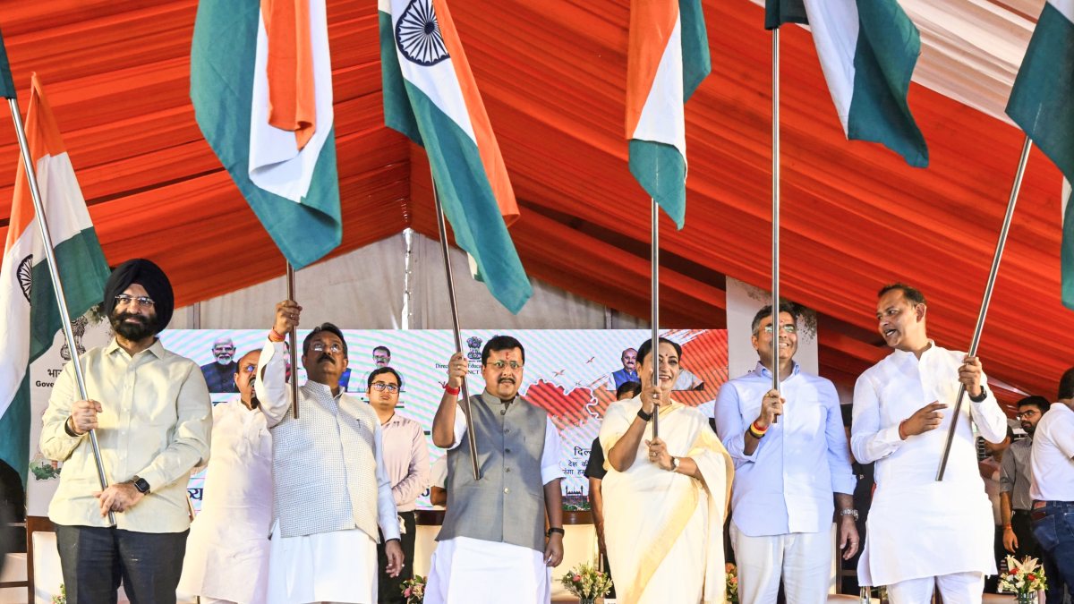 Delhi leaders hold tricolour at Har Ghar Tiranga event