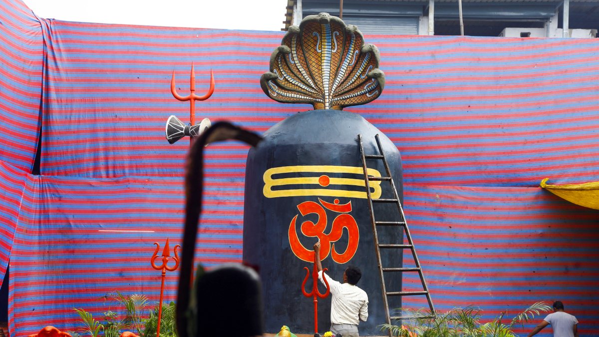Artisan puts final touches on Shivling for Shravan in Ahmedabad