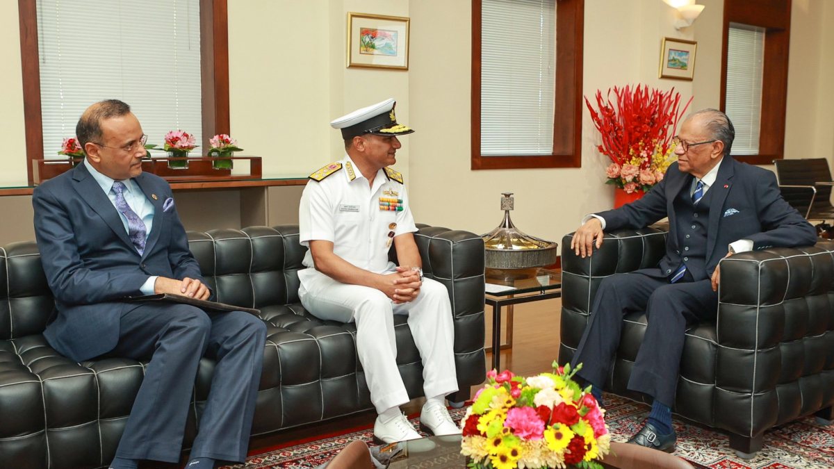 Naval Chief meets Mauritius PM during official visit