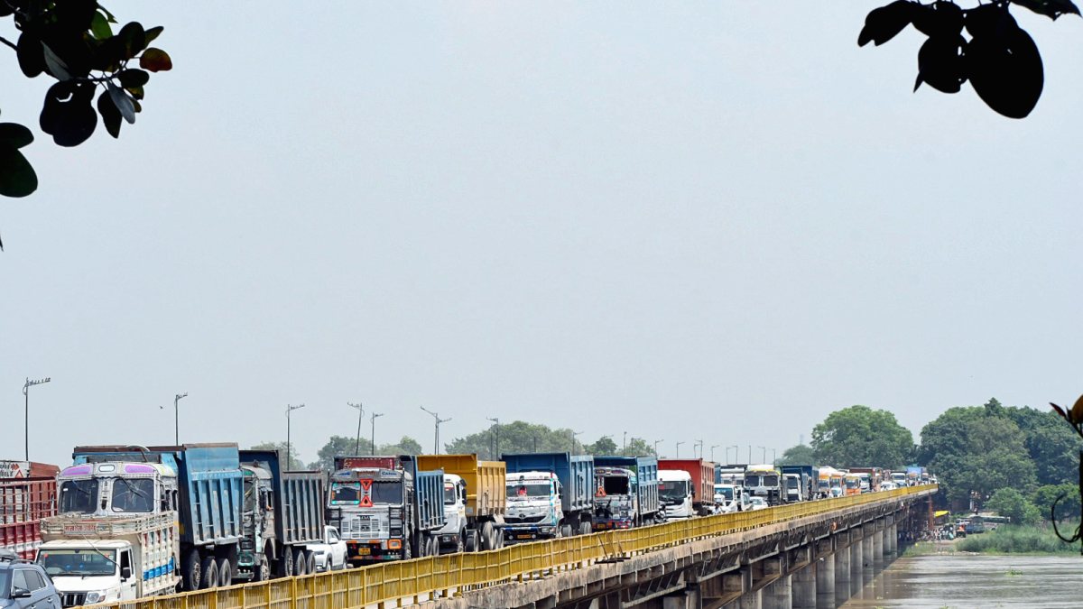 Traffic snarls on Kanpur's Jajmau Bridge as vehicles queue for miles