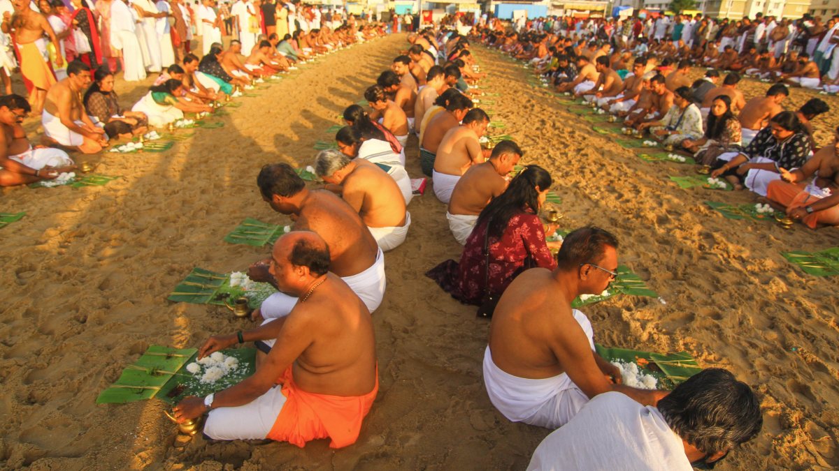 Devotees gather at Marina Beach for Aadi Ammavasai rituals
