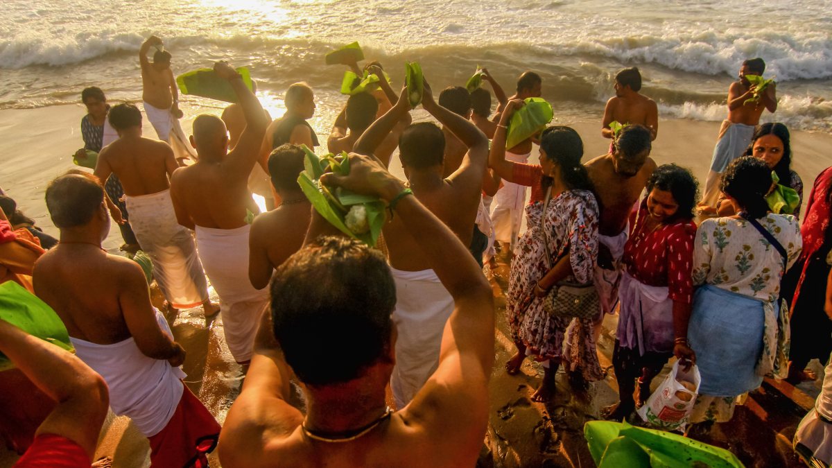Devotees perform Pitru Tharpanam ritual at Chennai beach on Aadi Ammavasai