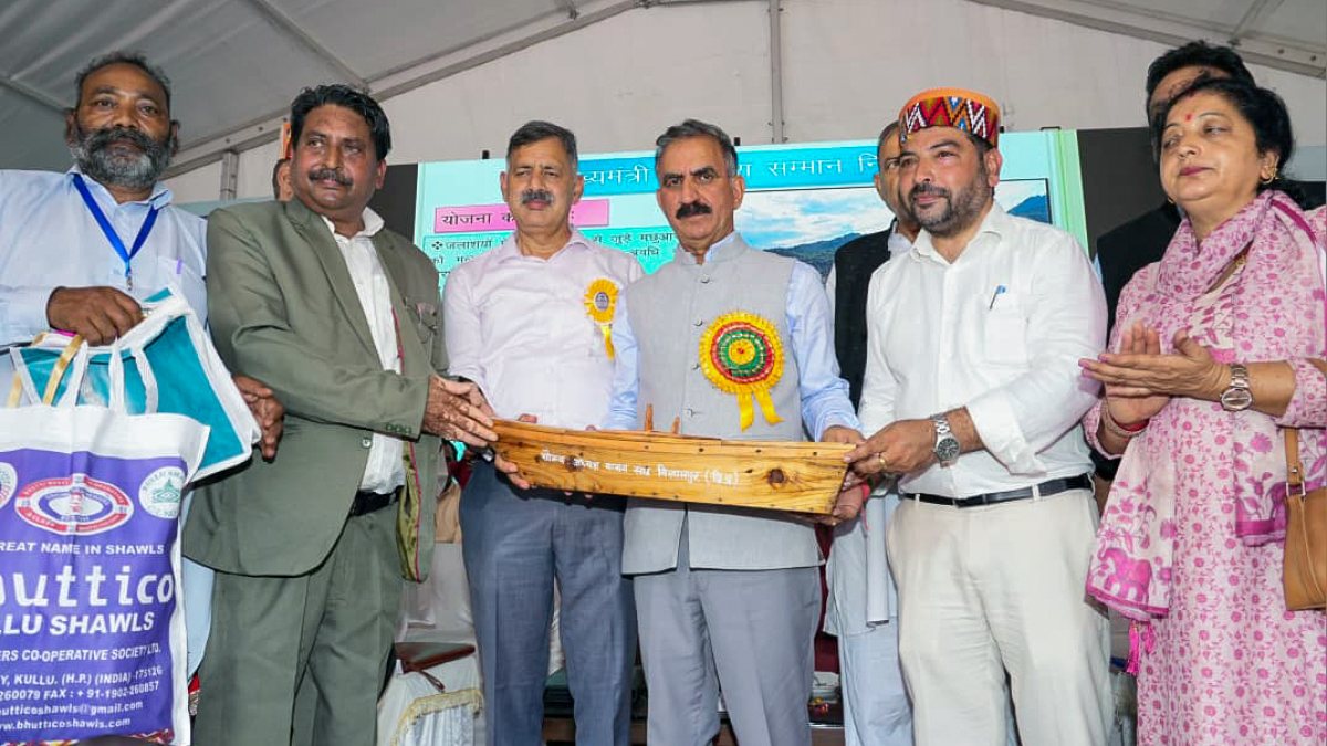 Himachal CM Sukhu meets fishing community, announces projects in Bilaspur