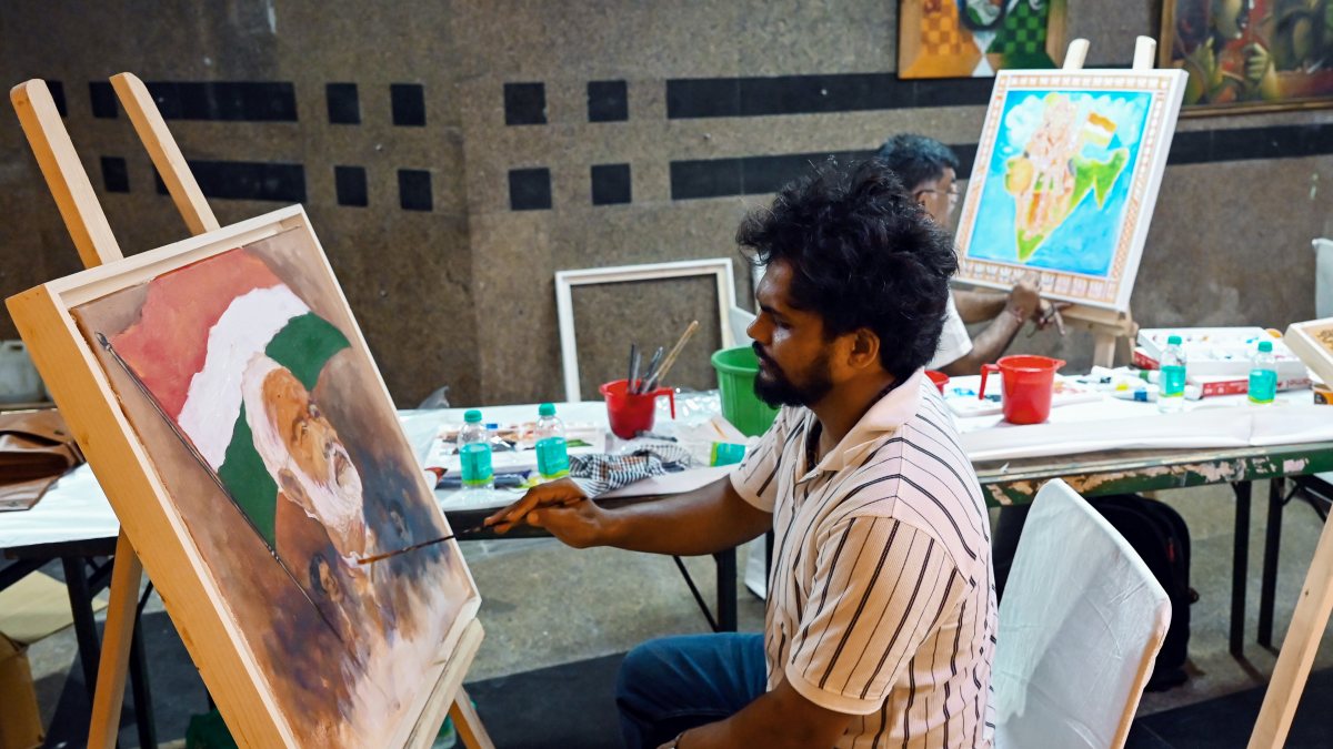 Artist paints PM Modi portrait for Har Ghar Tiranga exhibition